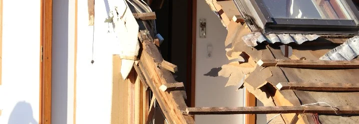 Abgerissenes Dach eines Hauses
